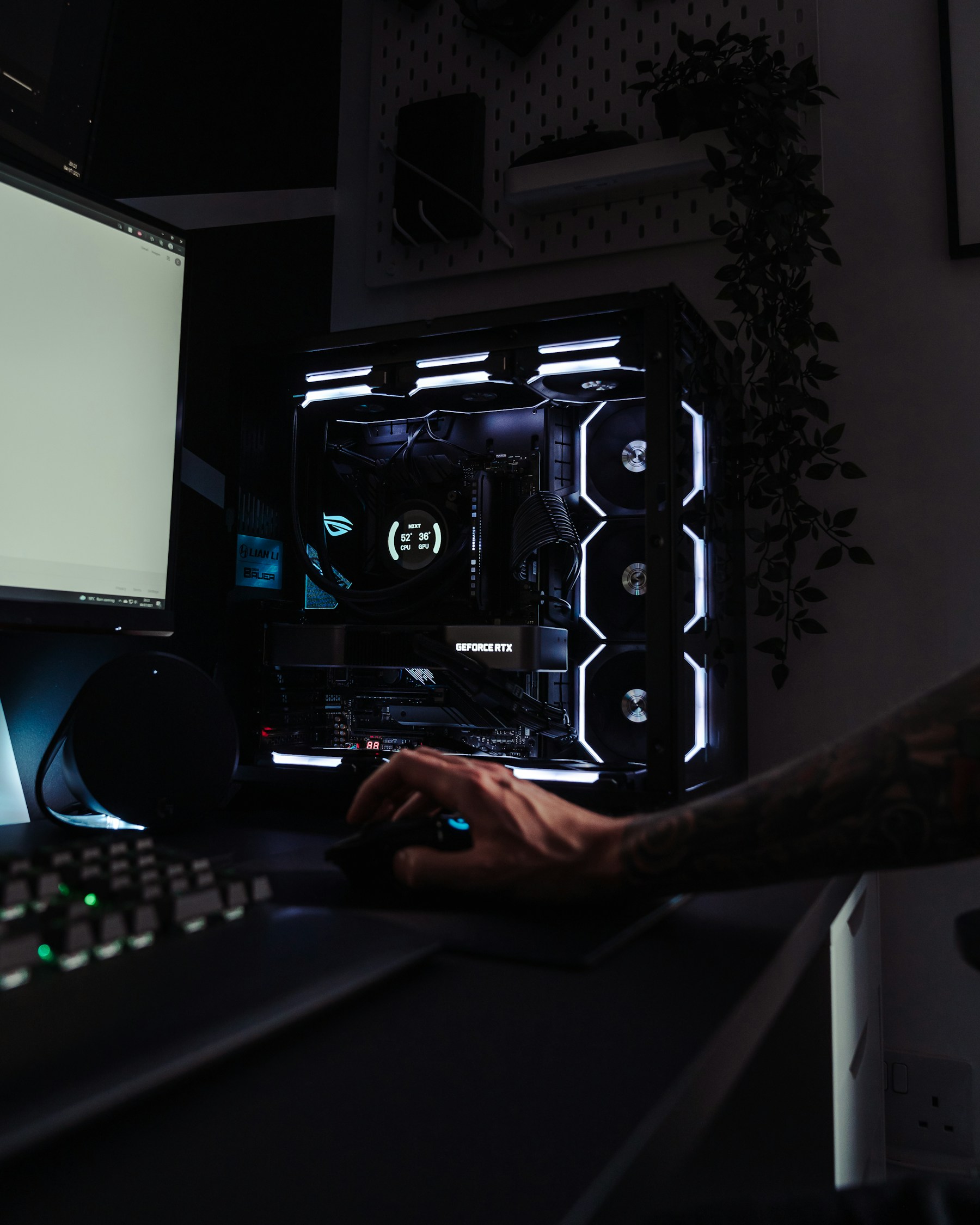 Persona usando un PC de escritorio con monitor y teclado